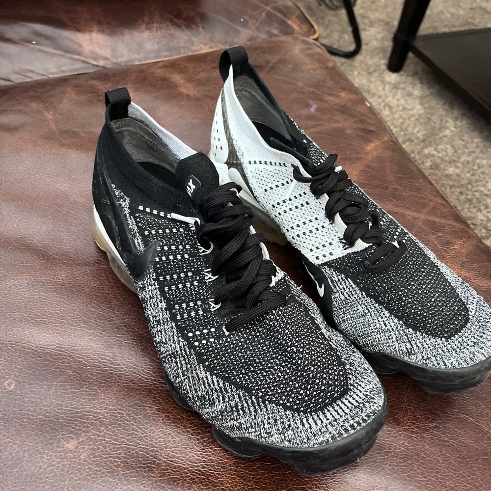 men’s white and black Nike vapor max